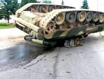 В Подмосковье перевернулся танк Т-80