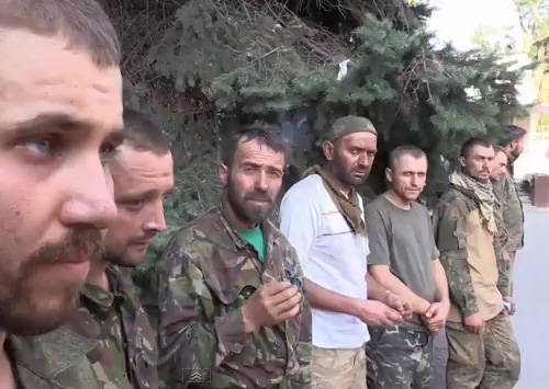 13 военнослужащих украинской армии, взятые в плен в бою за Петровское и Мануиловку