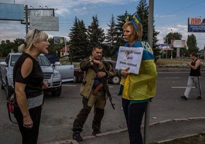 В Донецке поставили к столбу позора наводчицу украинских карателей