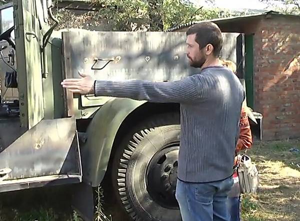 Украинские волонтеры используют бетонные блоки для бронирования автомобилей