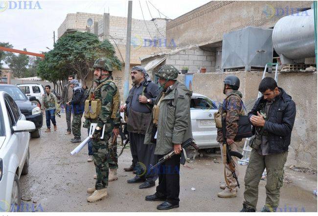 Офицеры пешмерга проводят рекогносцировку в Кобани