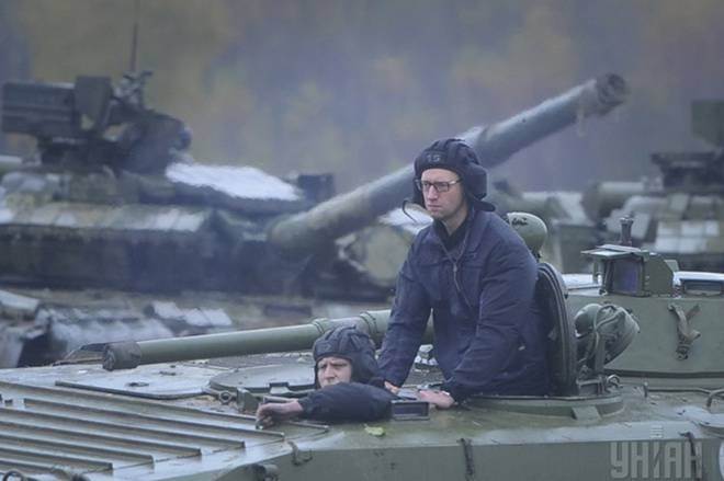 «Брутальный кролик»: соцсети взорвал Яценюк на танке
