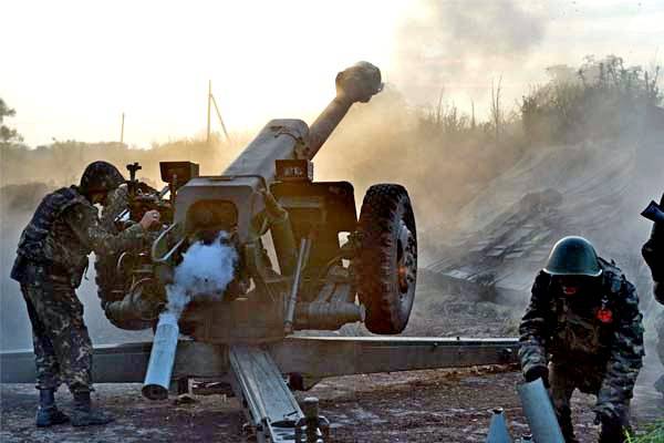 Донецк под обстрелом, по всей линии обороны Донбасса идут бои