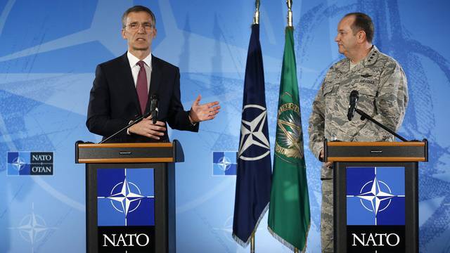 Spiegel: В 2015-ом НАТО "устрашит" Россию и успокоит союзников