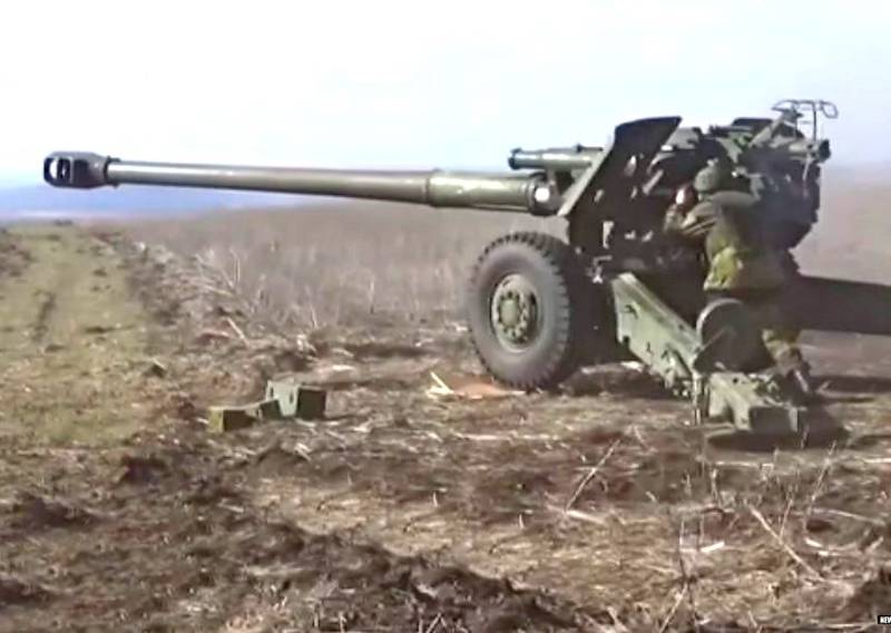 Учебная стрельба из артиллерийских орудий армии Новороссии