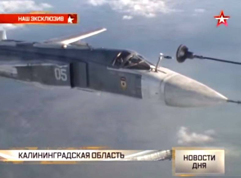 Бомбардировщики Су-24 провели дозаправку в воздухе под Калининградом