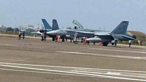 Два американских истребителя F/A-18 совершили аварийную посадку в Тайване