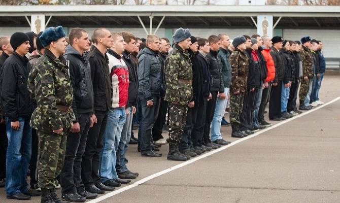 Молодые украинцы массово уклоняются от призыва в армию