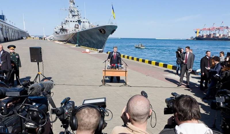 Черноморский флот Украины в полном составе… там, на дальнем плане