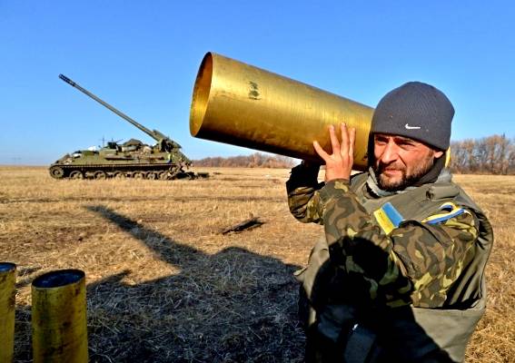 Украинские артиллеристы вновь обстреляли дома мирных жителей