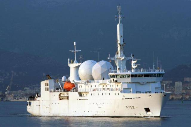 Корабль-шпион готовится войти в Черное море