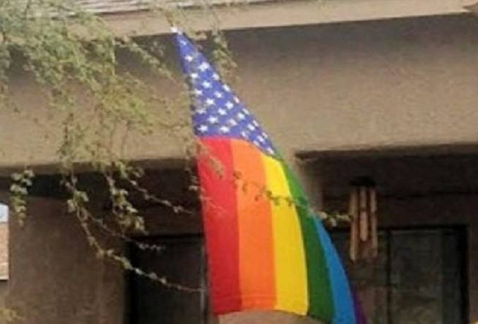 На базе ВВС в Аризоне вывесили флаг США с радужными полосами