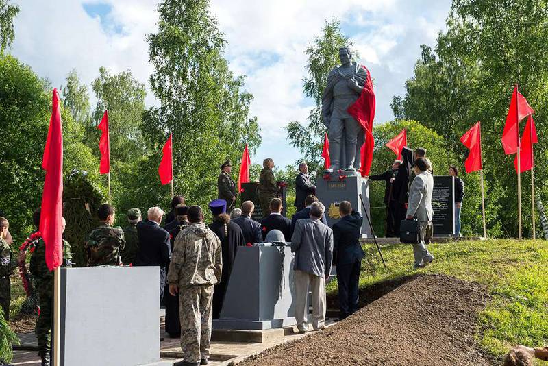 В Калужской области открыли памятник неизвестному солдату