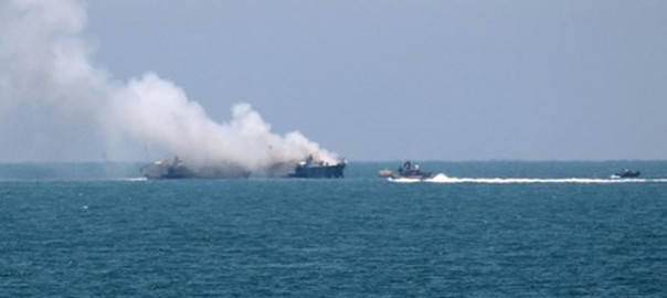 Террористы подожгли катер береговой охраны в Синае