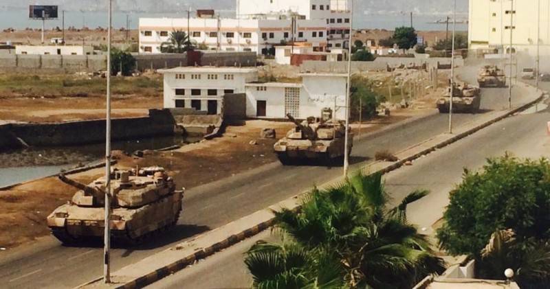 Колонны сил саудовской коалиции и просаудовских местных сил в районе Адена