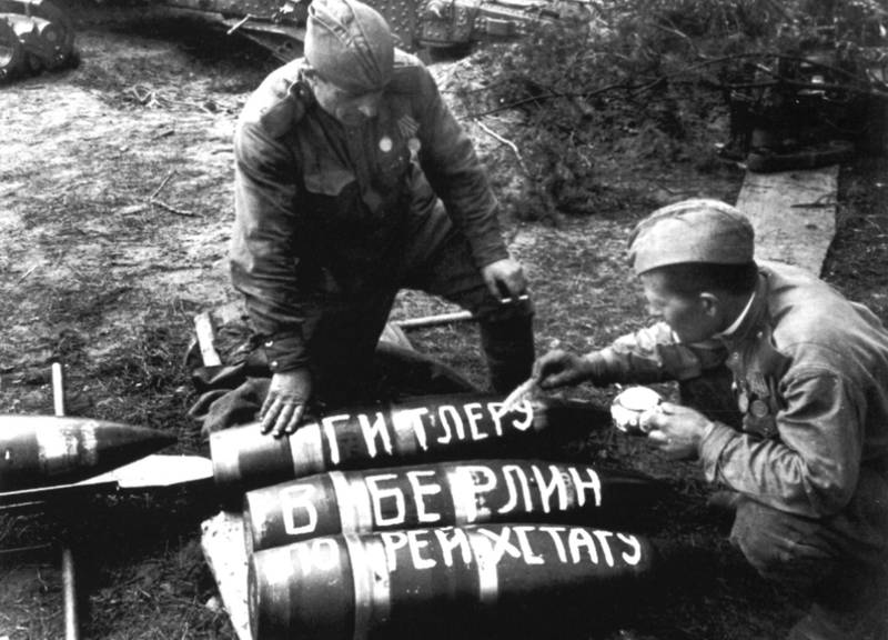 Надписи на бомбах и танках — самые яркие примеры