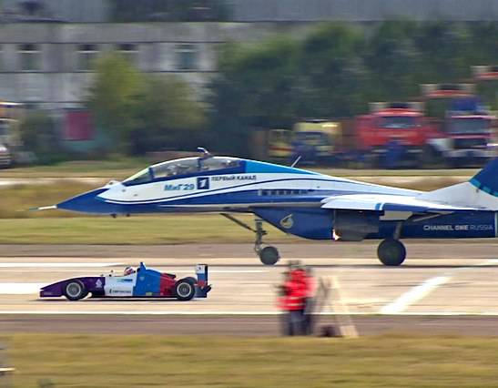 МАКС-2015: Истребитель МиГ-29 против болида «Формулы»