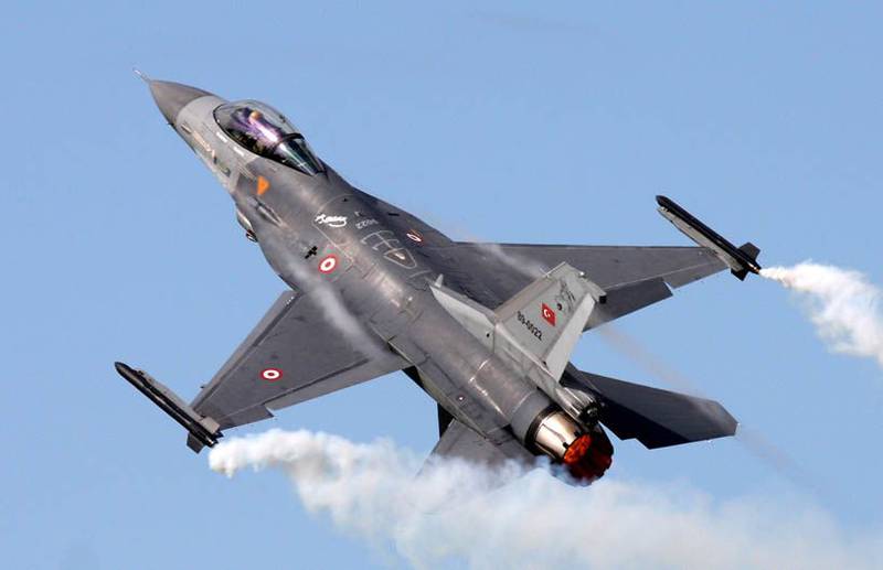 Два F-16 греческих ВВС взяли на прицел шесть турецких истребителей