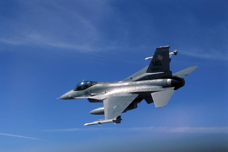 Очередная махинация Вашингтона: США пытается выдать F-16 за Су-35