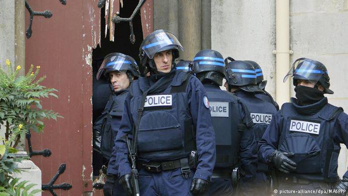 Неизвестные захватили заложников на севере Франции