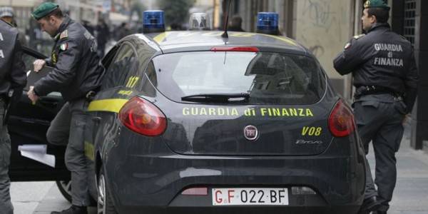 Итальянские гвардейцы арестовали оружие из Турции