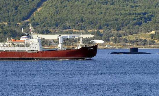 Российский транспорт и турецкая подлодка пересеклись в проливе Дарданеллы случайно