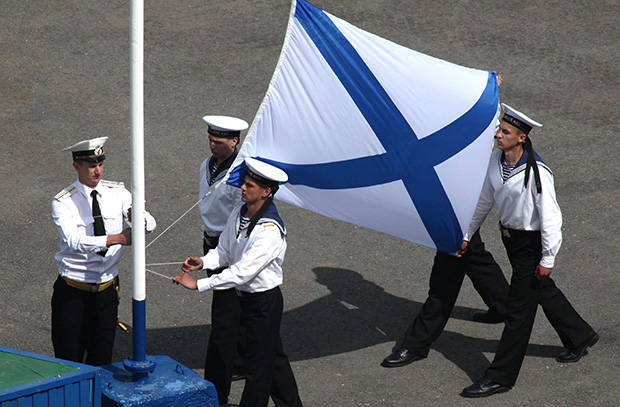 Бело-синий символ чести русских моряков
