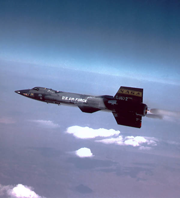 Первый пилотируемый гиперзвуковой летательный аппарат North American X-15, совершавший суборбитальные космические полеты