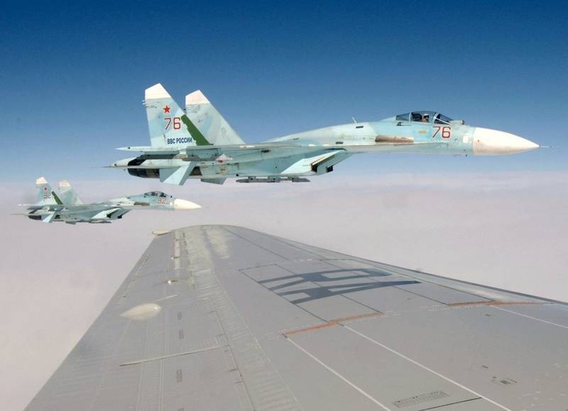 Истребители Су-27 подняты в воздух с аэродрома Бельбек в Крыму в рамках учений