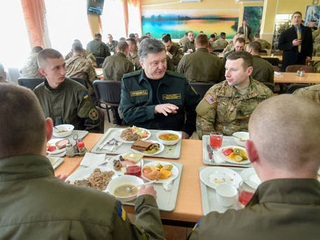 Украинский солдат согласен продать родину за банан американцам
