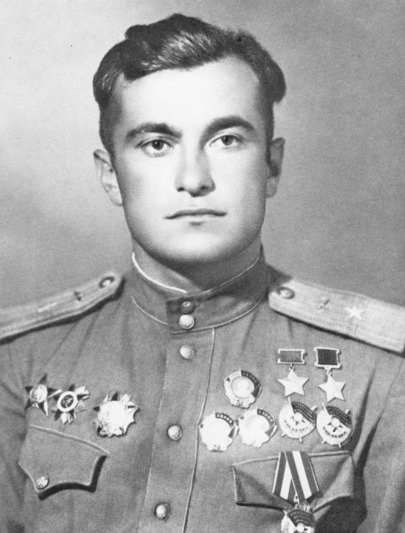 Гордый орел Советского неба: дважды Герой СССР летчик Ахмет-Хан Султан