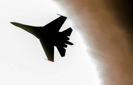Российский Су-27 сделал "бочку" вокруг американского разведчика