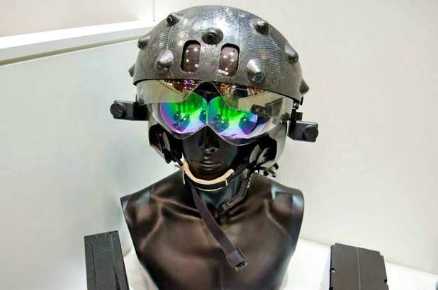 В РФ создают шлем дополненной реальности для летчиков