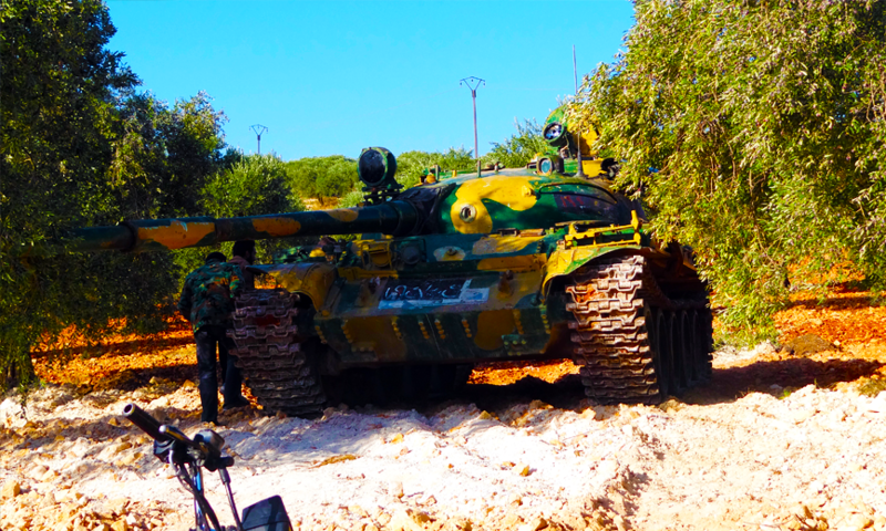Сирийские танки давят боевиков в Хаме