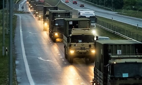 В Чехии пытались остановить колонну НАТО голыми ягодицами