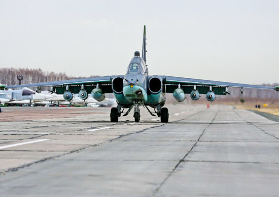 Су-25 вернулись на базу в Киргизии после ночных боевых стрельб над Уралом