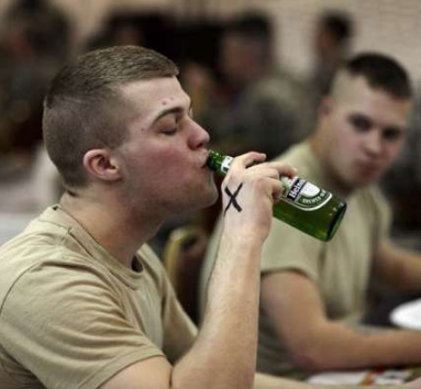 Отдыхаем хорошо: как отрываются пьяные солдаты НАТО