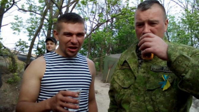 Украинские солдаты не хотят войны — они пьют и воруют