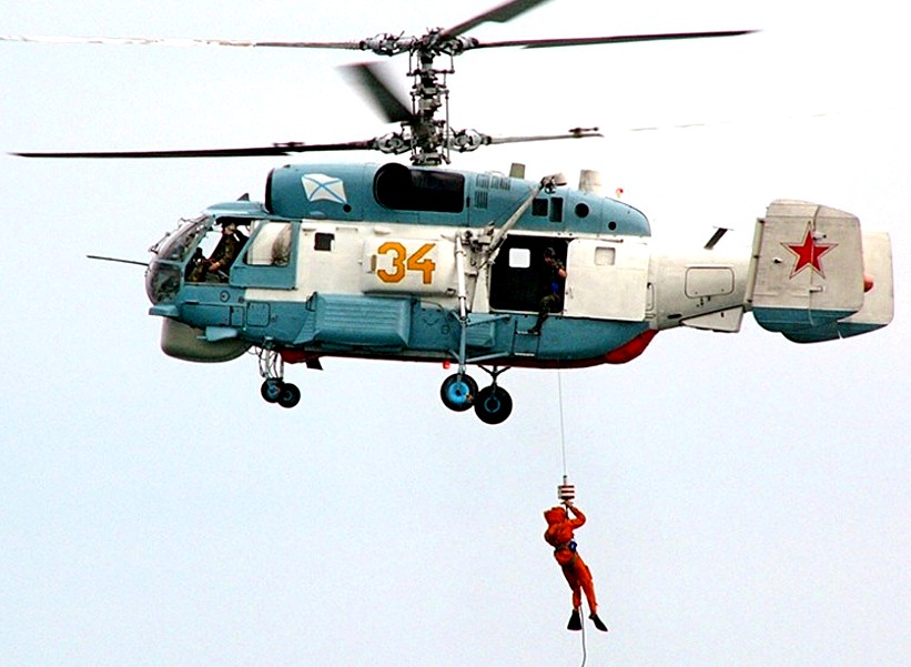 Военные спасатели Балтфлота сорвались с 30-метровой высоты в воду
