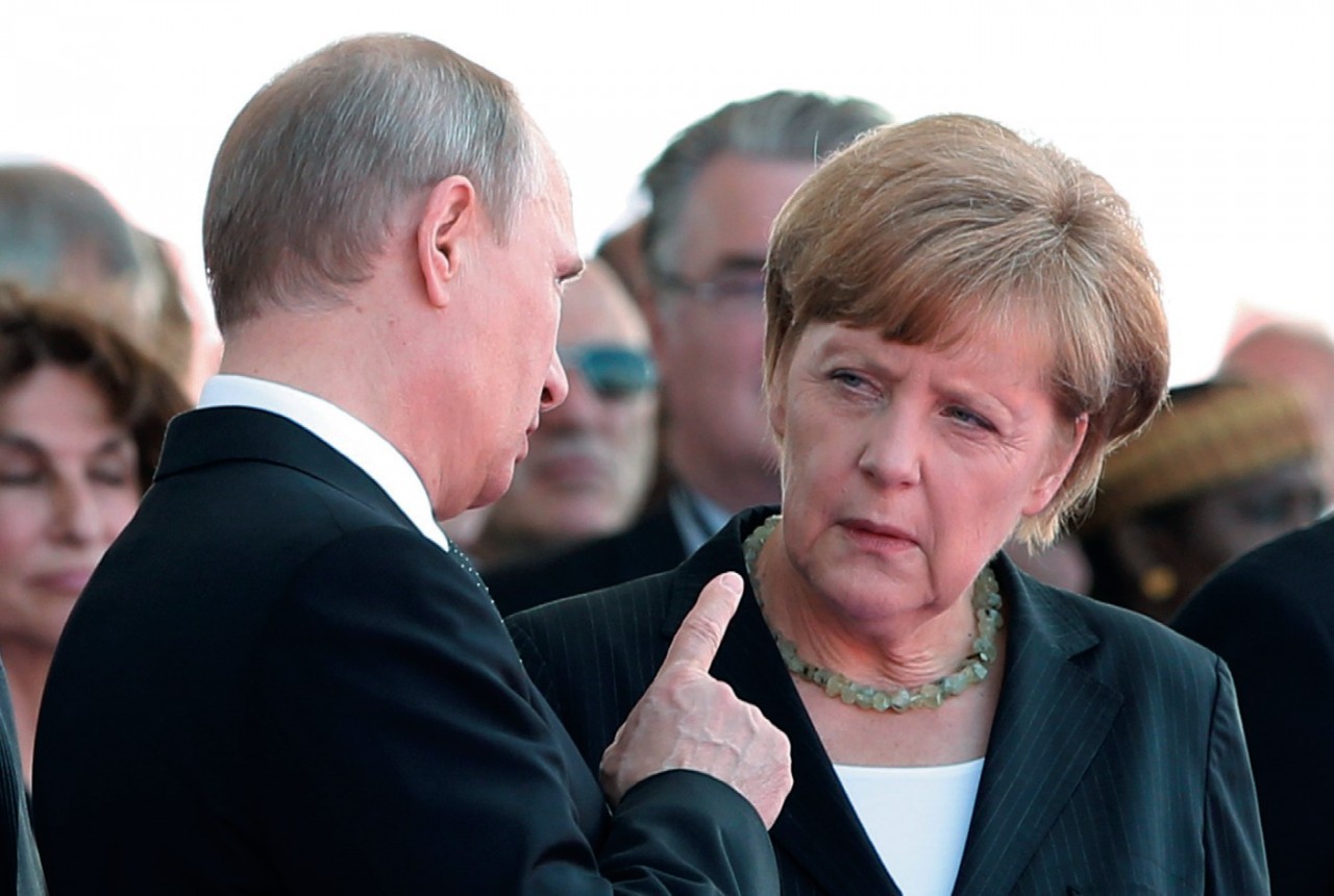 Bloomberg: Путин пугает Меркель своей армией