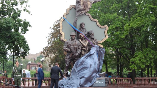 Диверсанты взорвали памятник погибшим ополченцам в Луганске