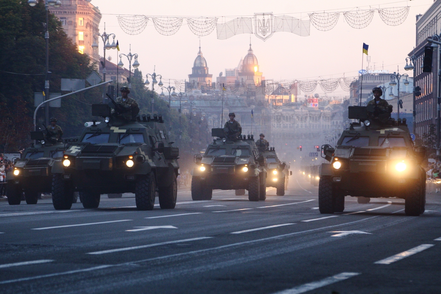 На улицы Киева выехала военная техника