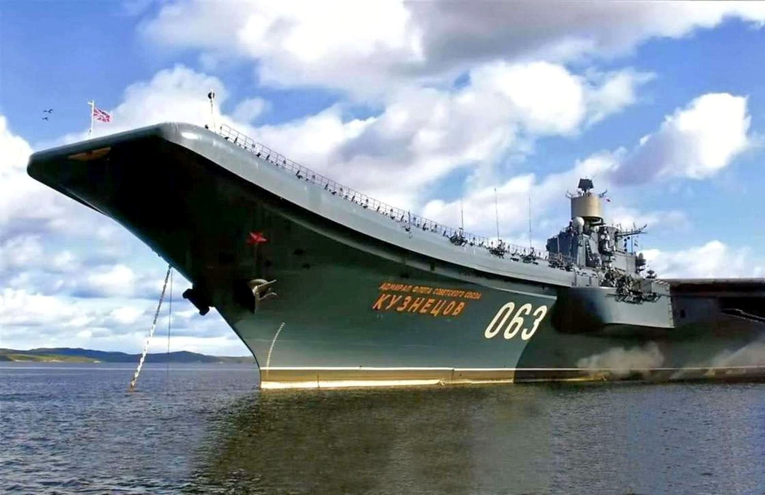 Российский авианосец «Кузнецов» встал на рейде Североморска