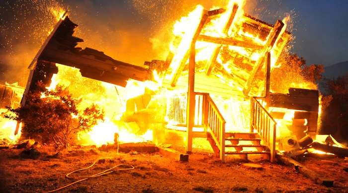 Пьяные силовики в ходе празднования Дня ВСУ сожгли дома в Красногоровке