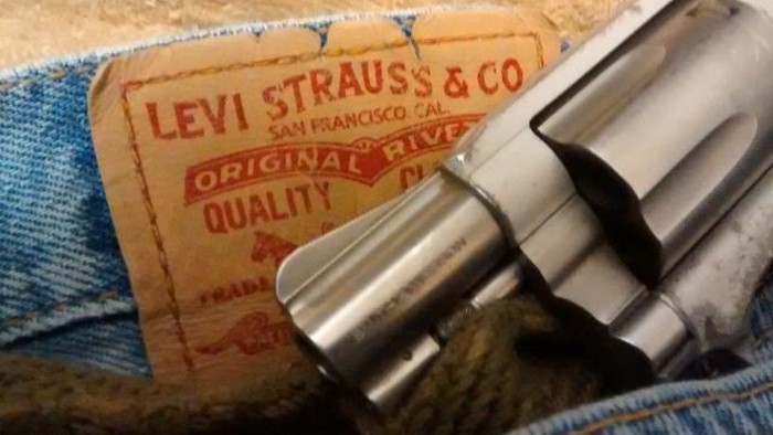 Гендиректор Levi Strauss попросил не приходить в его магазины с оружием