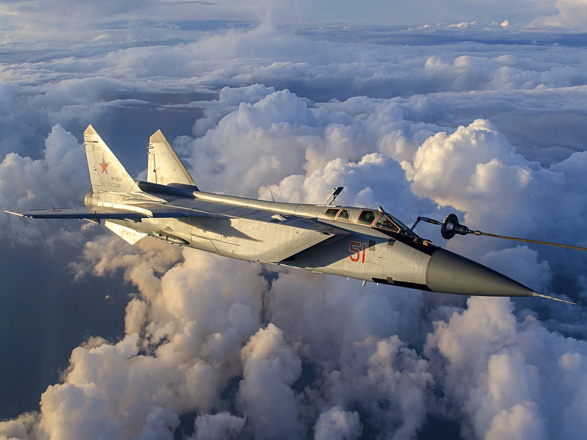 Экипажи Су-24М и МиГ-31БМ провели маневры с дозаправкой в небе над Уралом