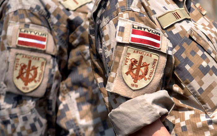 В Латвии будут штрафовать за незаконное ношение военной формы