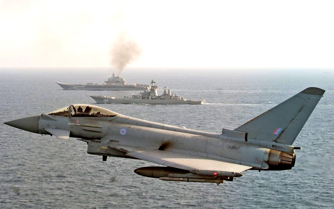 Британцы опубликовали эффектные кадры пролета «Тайфунов» мимо «Кузнецова»