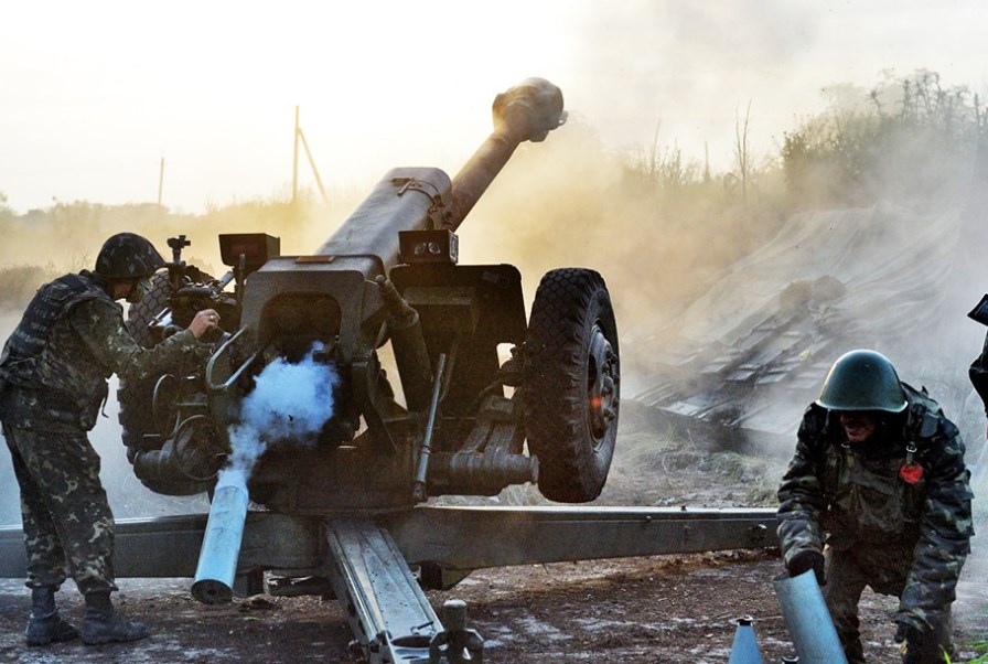 Донбасс под обстрелом: Киев стягивает к ДНР и ЛНР тяжелое вооружение