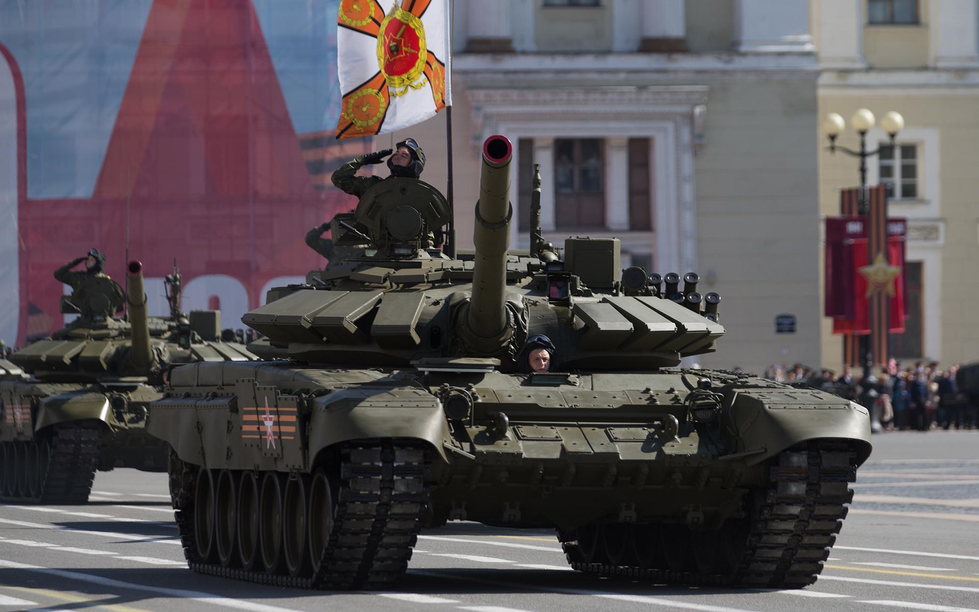 Южные границы России укрепили новыми танками, БТР и ракетами